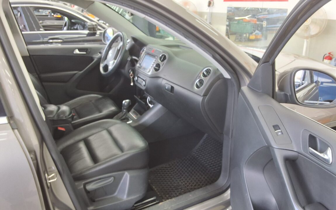 VOLKSWAGEN TIGUAN 2.0 TDI 4MOTION 2011 - zdjęcie 14