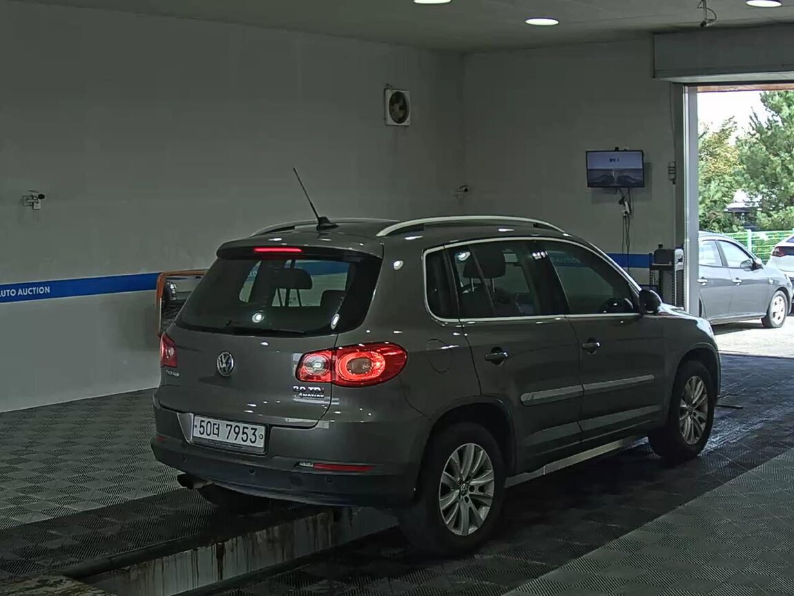 VOLKSWAGEN TIGUAN 2.0 TDI 4MOTION 2011 - zdjęcie 5