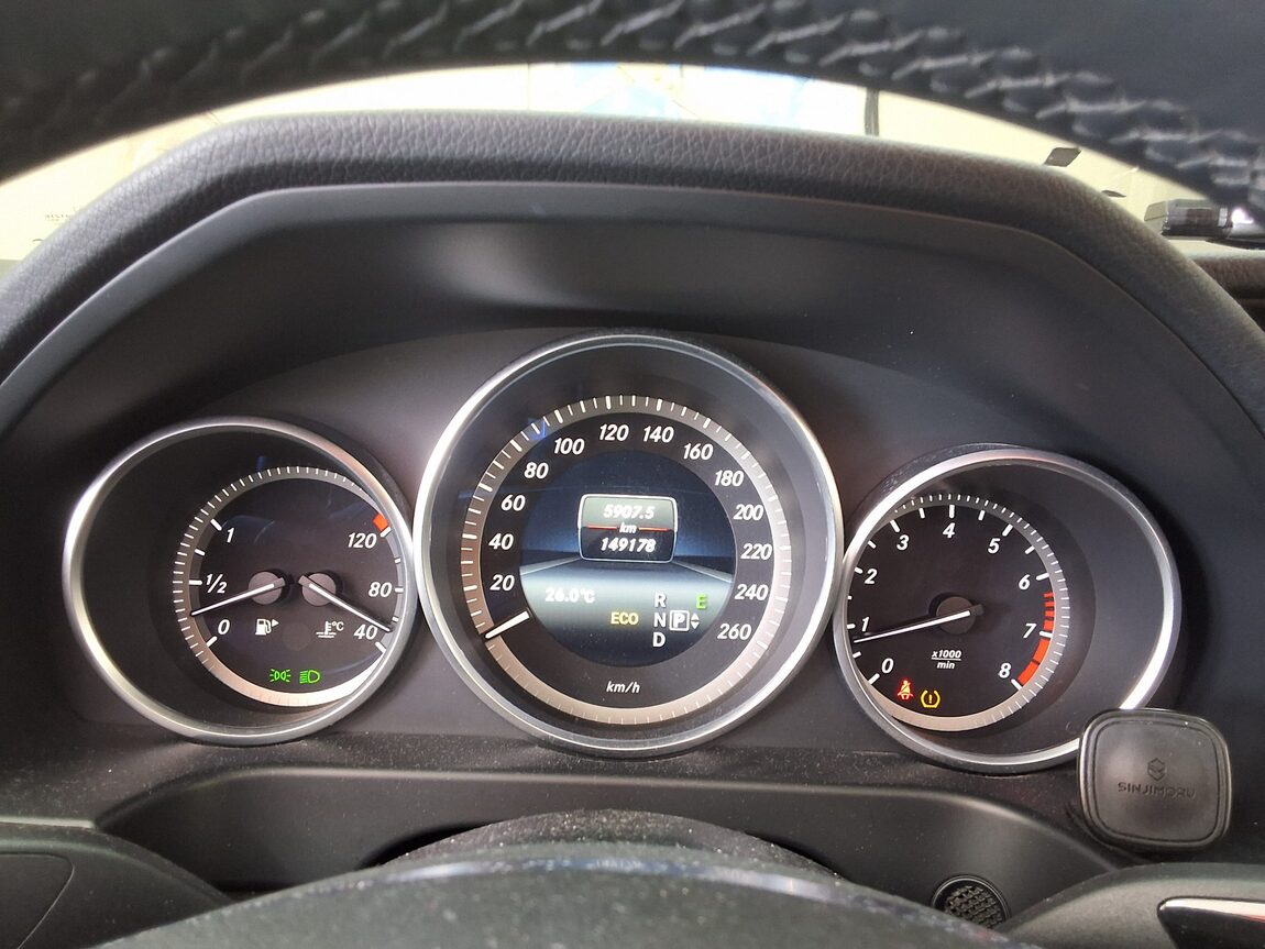 MERCEDES-BENZ E-CLASS (4TH GEN) E200 ELEGANCE 2014 - zdjęcie 10
