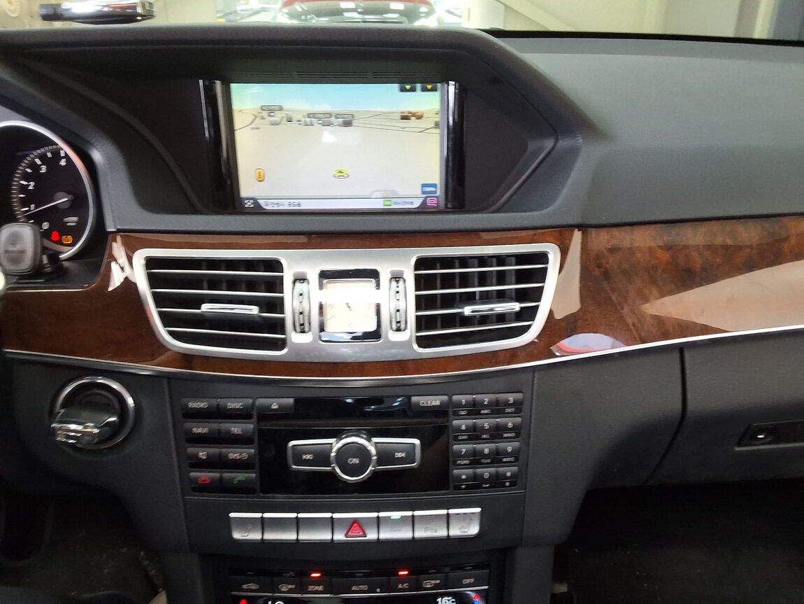 MERCEDES-BENZ E-CLASS (4TH GEN) E200 ELEGANCE 2014 - zdjęcie 25