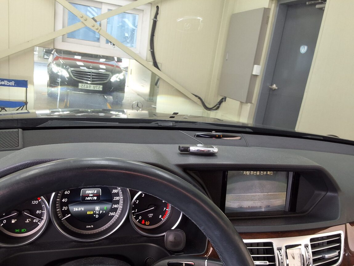 MERCEDES-BENZ E-CLASS (4TH GEN) E200 ELEGANCE 2014 - zdjęcie 26