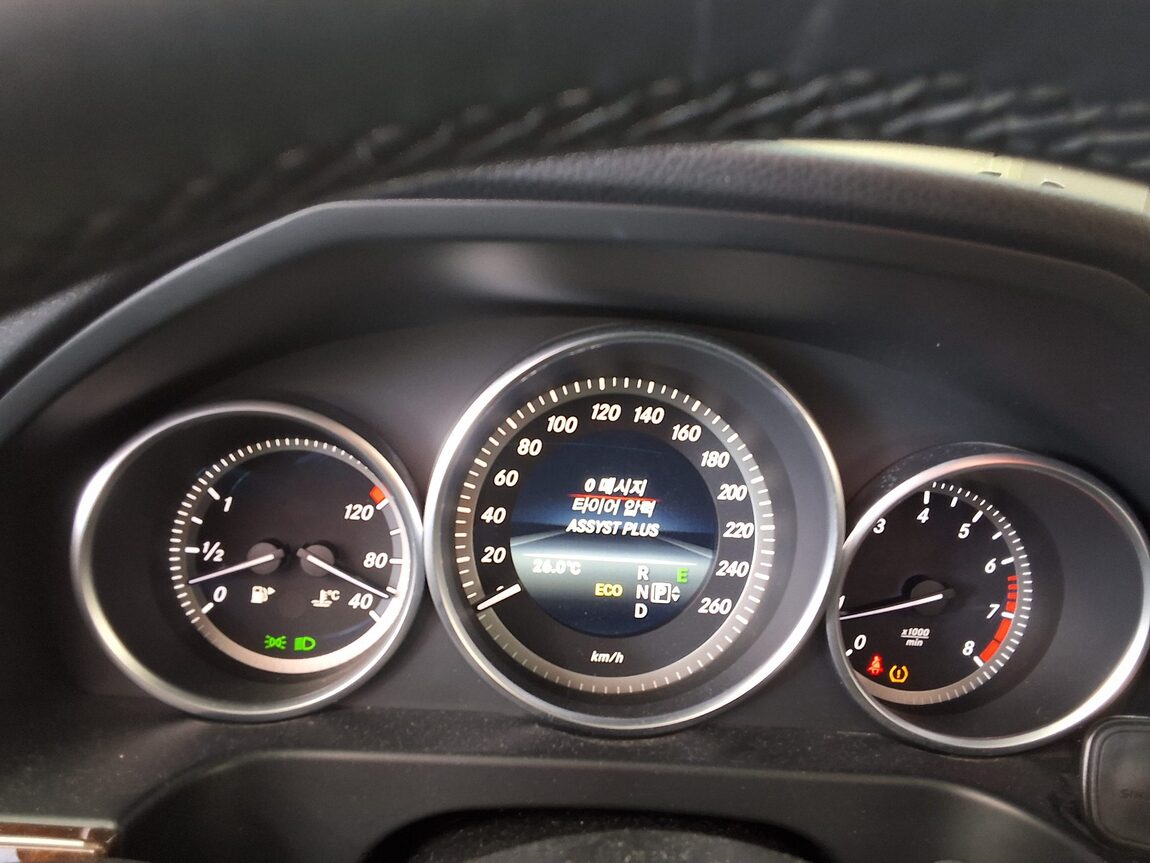 MERCEDES-BENZ E-CLASS (4TH GEN) E200 ELEGANCE 2014 - zdjęcie 27