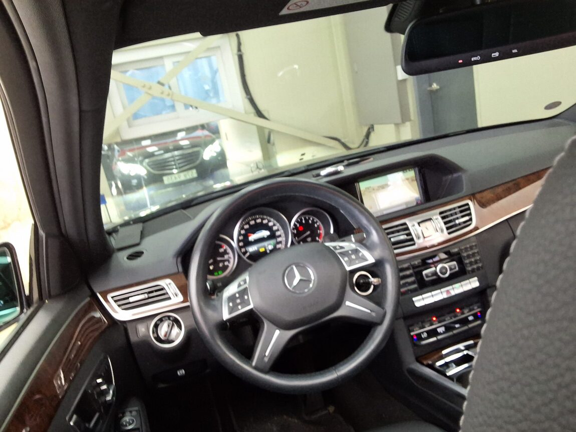 MERCEDES-BENZ E-CLASS (4TH GEN) E200 ELEGANCE 2014 - zdjęcie 12