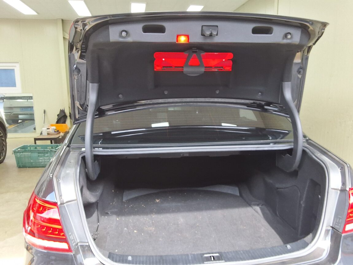 MERCEDES-BENZ E-CLASS (4TH GEN) E200 ELEGANCE 2014 - zdjęcie 17