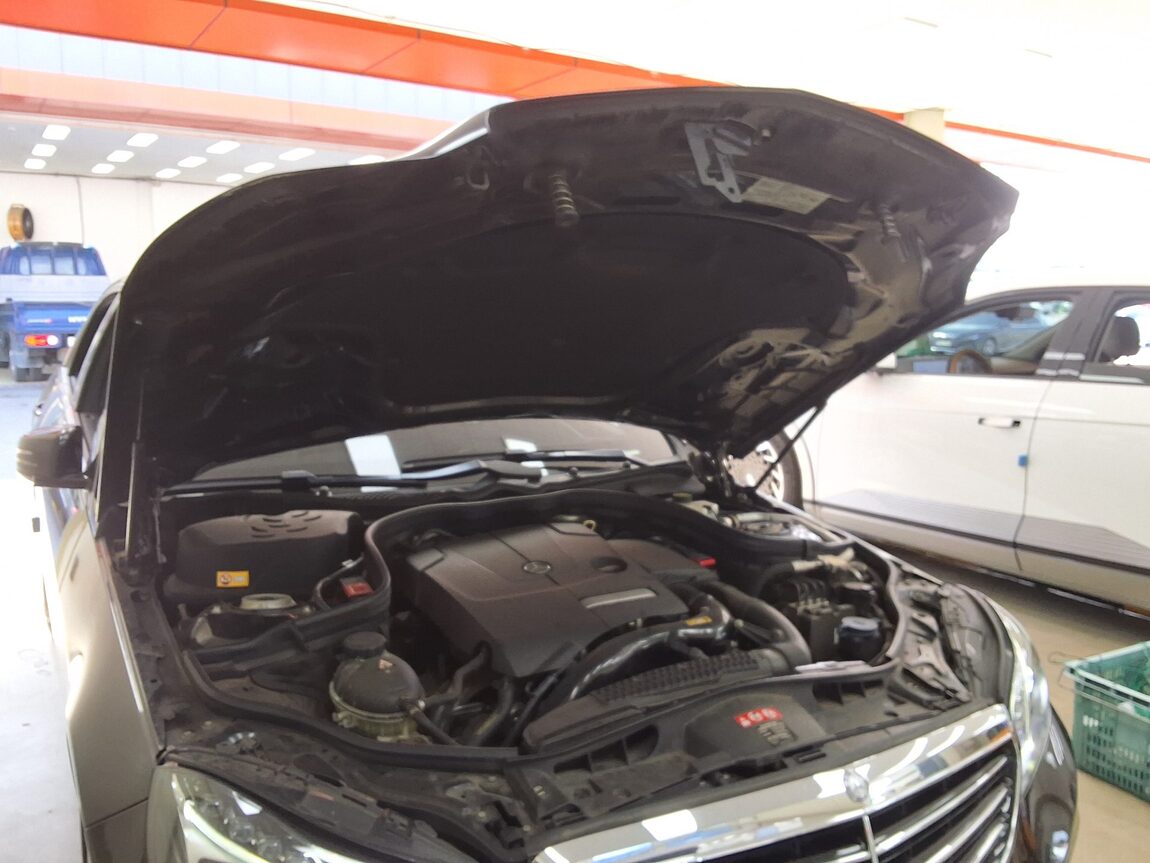 MERCEDES-BENZ E-CLASS (4TH GEN) E200 ELEGANCE 2014 - zdjęcie 19