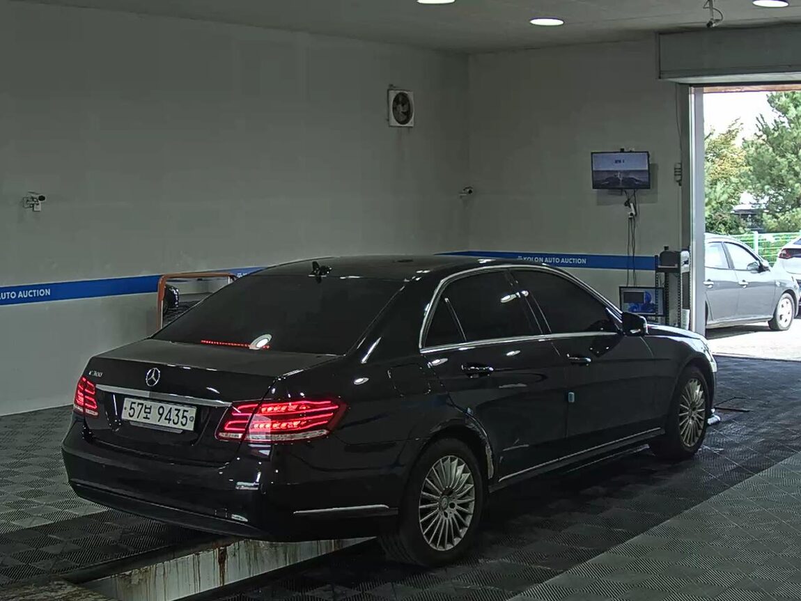 MERCEDES-BENZ E-CLASS (4TH GEN) E200 ELEGANCE 2014 - zdjęcie 5