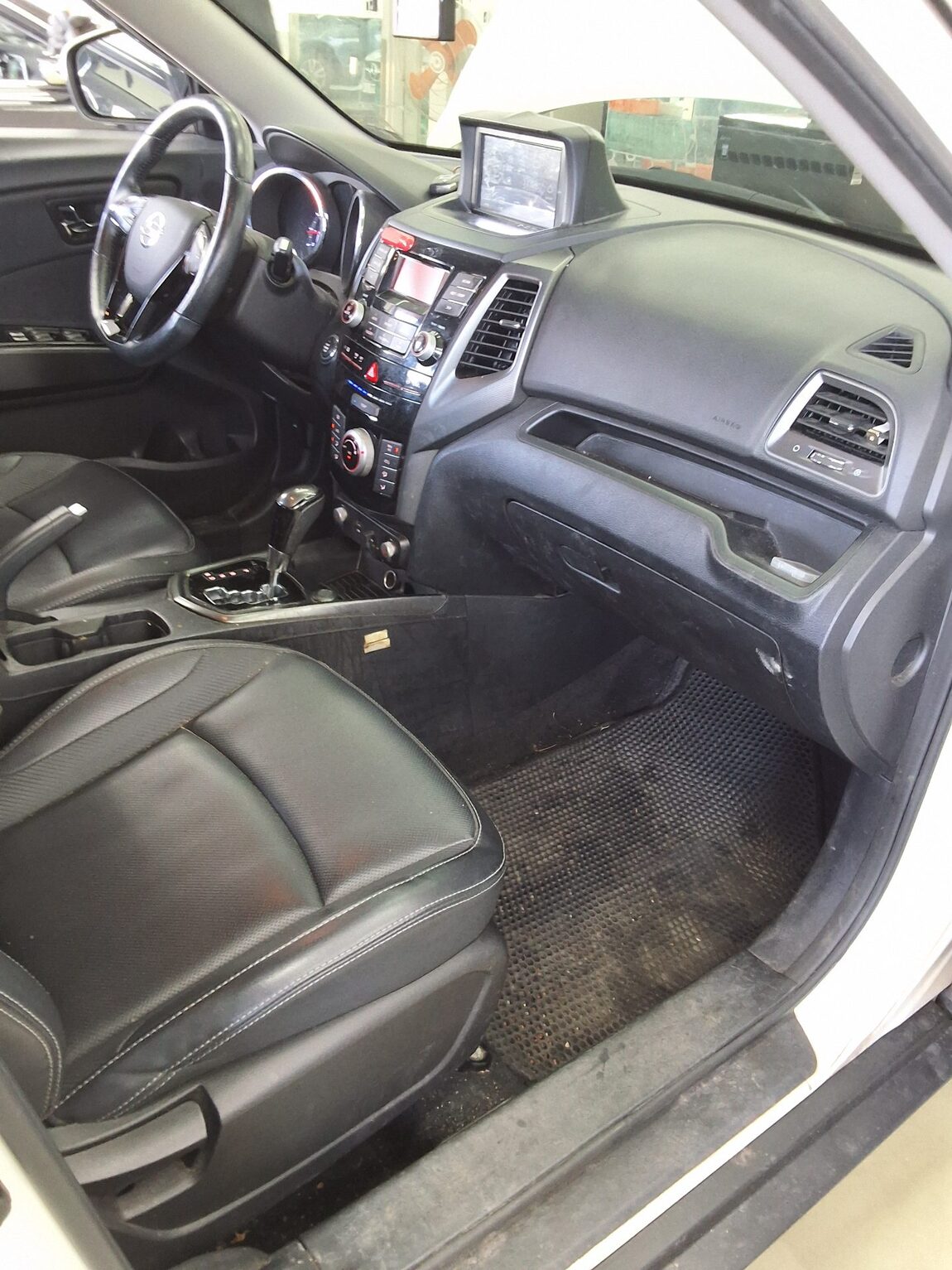 KG MOBILITY (SSANGYONG) TIVOLI GASOLINE 2WD VX 2017 - zdjęcie 14