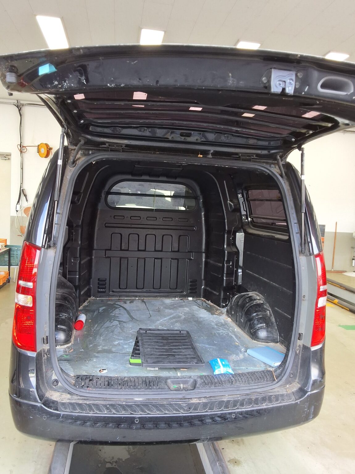 HYUNDAI GRAND STAREX 5-SEATER DIESEL VAN CVX PREMIUM 2016 - zdjęcie 15