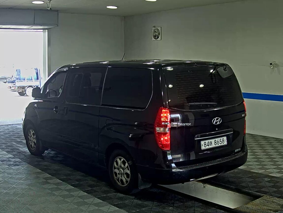 HYUNDAI GRAND STAREX 5-SEATER DIESEL VAN CVX PREMIUM 2016 - zdjęcie 6