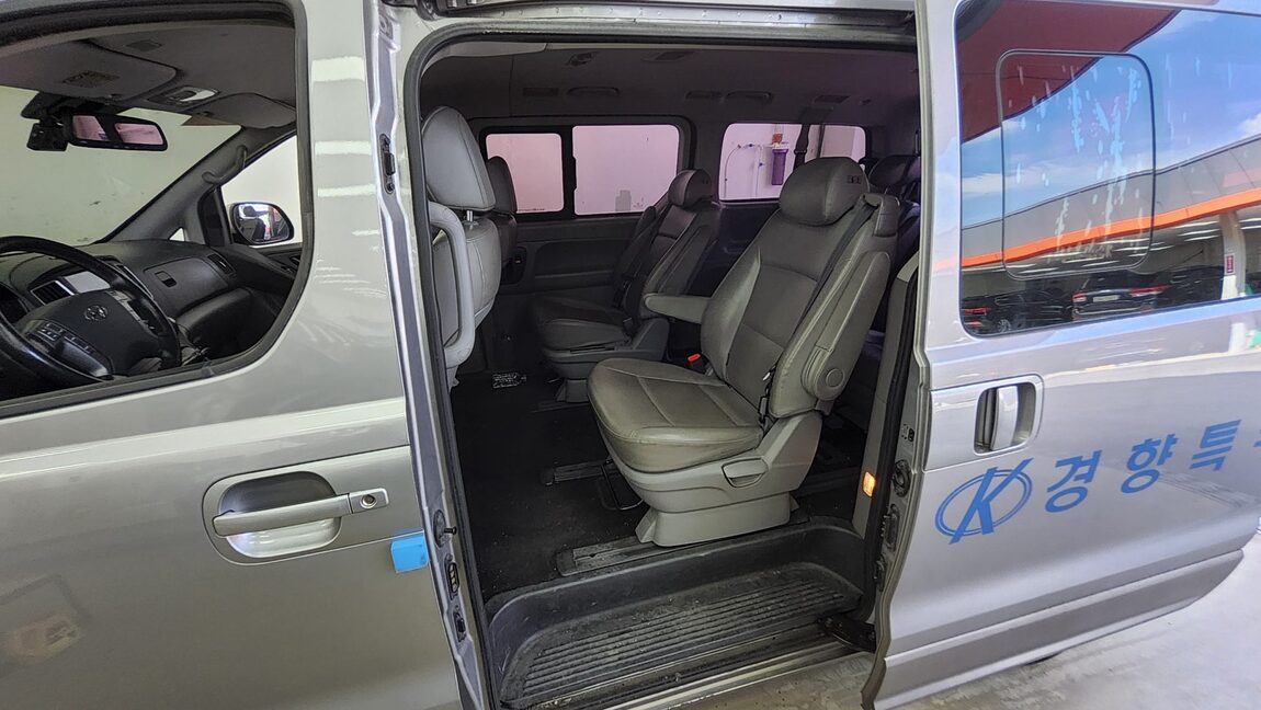 HYUNDAI THE NEW GRAND STAREX 9-SEATER DIESEL PREMIUM SPECIAL 2019 - zdjęcie 12
