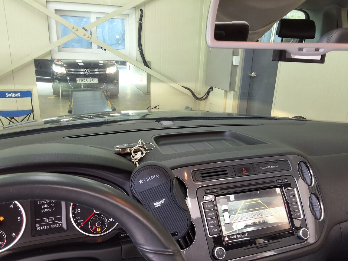 VOLKSWAGEN TIGUAN 2.0 TDI BLUEMOTION 2013 - zdjęcie 25