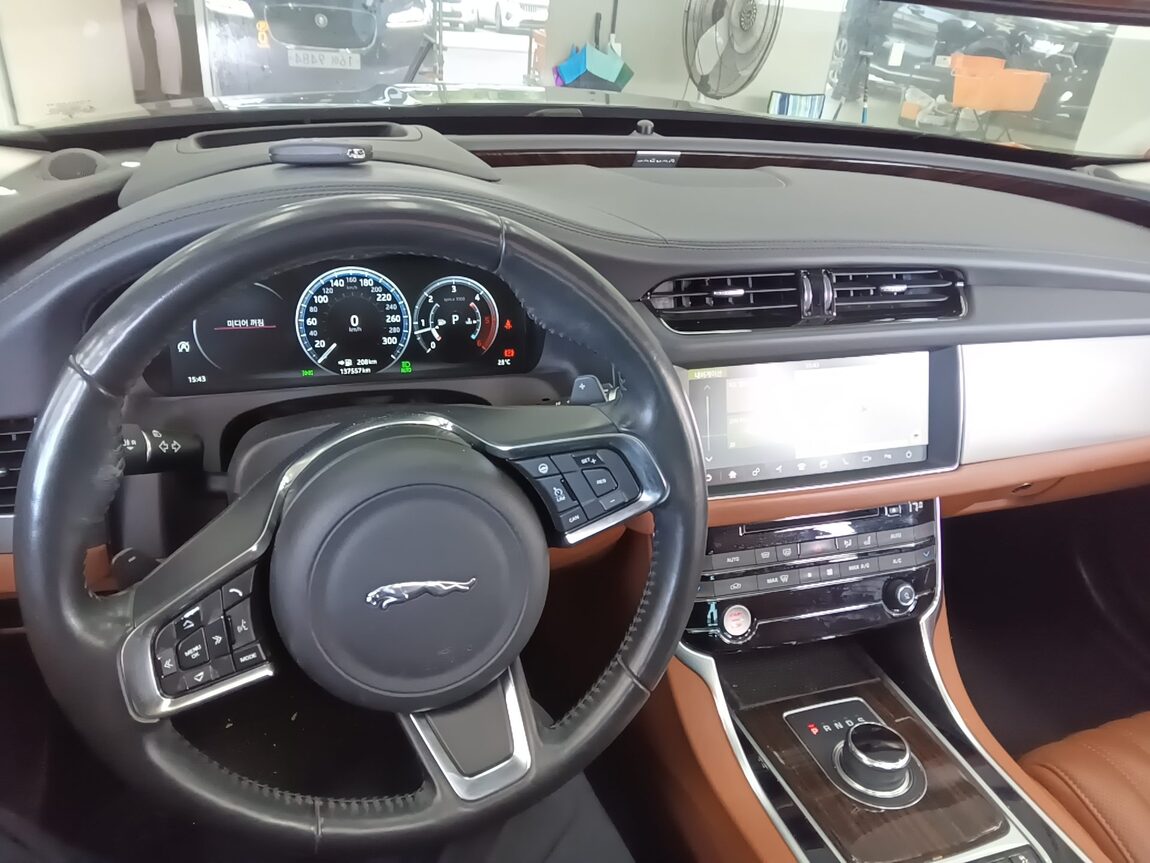 JAGUAR XF (2ND GEN) 2.0 20d PORTFOLIO 2018 - zdjęcie 17