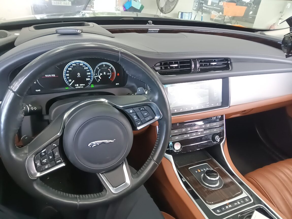 JAGUAR XF (2ND GEN) 2.0 20d PORTFOLIO 2018 - zdjęcie 11
