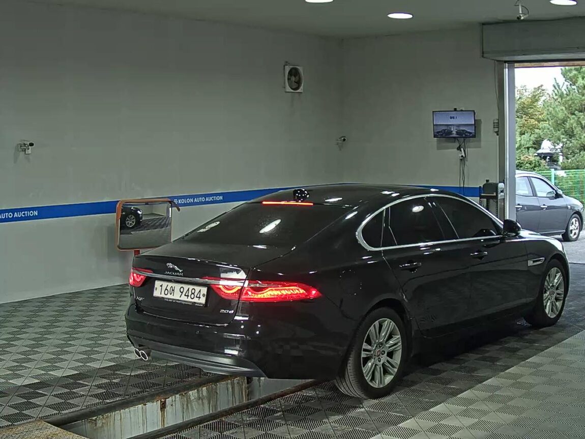JAGUAR XF (2ND GEN) 2.0 20d PORTFOLIO 2018 - zdjęcie 5