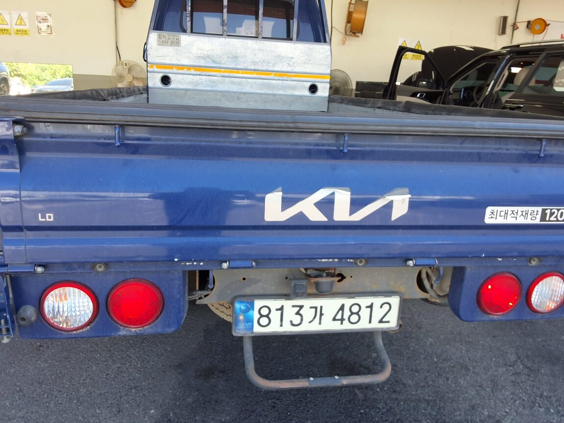 KIA THE NEW BONGO III CARGO 1.2 TON KING CAB EXTRA LONG WHEELBASE GL 2023 - zdjęcie 12