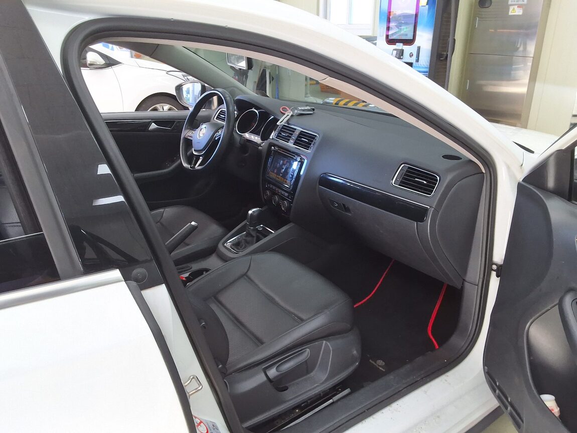VOLKSWAGEN JETTA (6TH GEN) 2.0 TDI BLUEMOTION PREMIUM 2015 - zdjęcie 15
