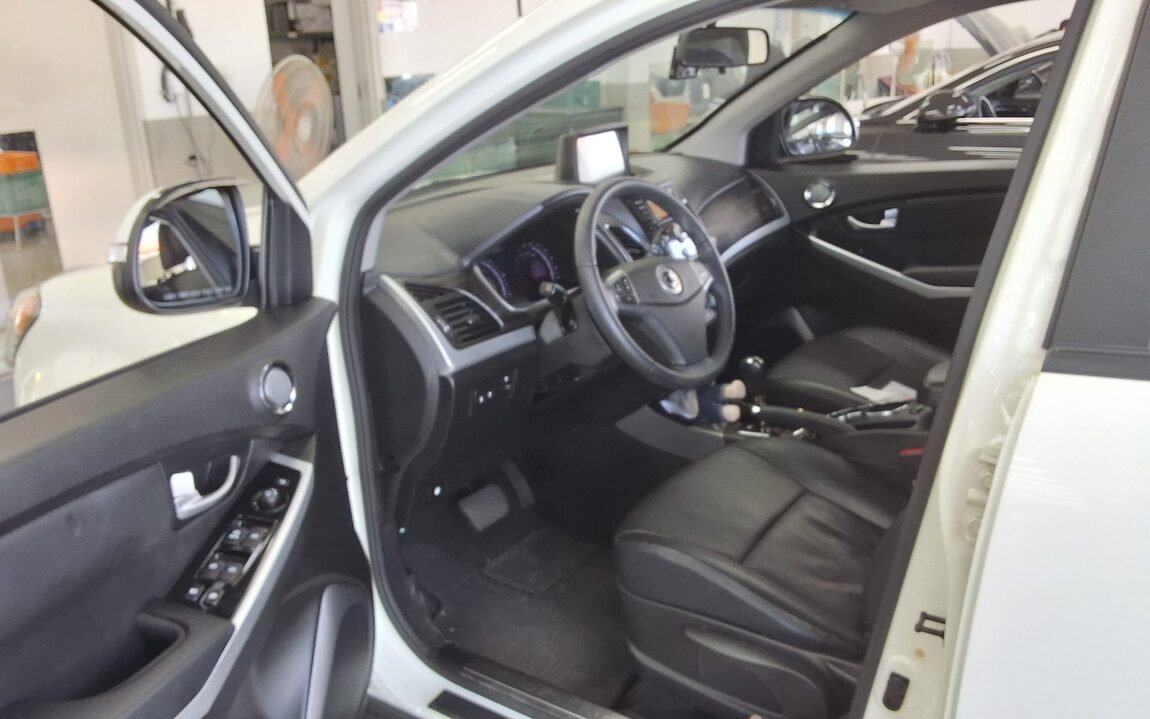 KG MOBILITY (SSANGYONG) NEW KORANDO C 2.0 AWD ADVENTURE EDITION 2015 - zdjęcie 10