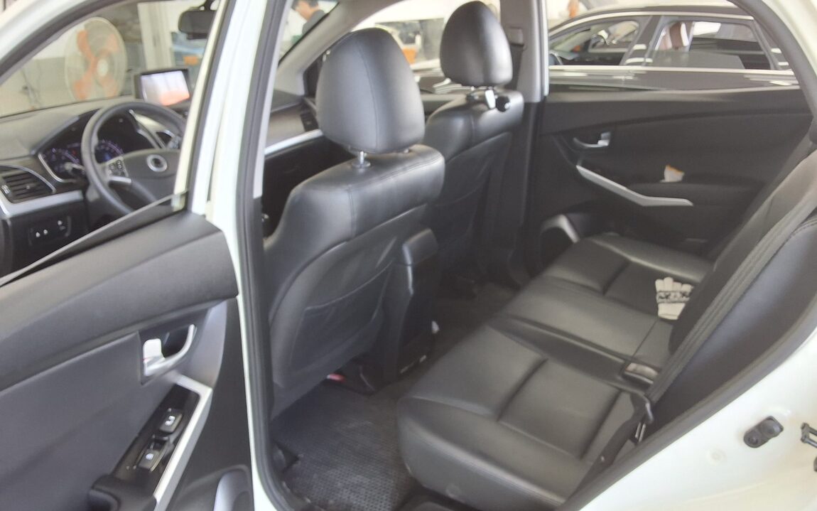 KG MOBILITY (SSANGYONG) NEW KORANDO C 2.0 AWD ADVENTURE EDITION 2015 - zdjęcie 12