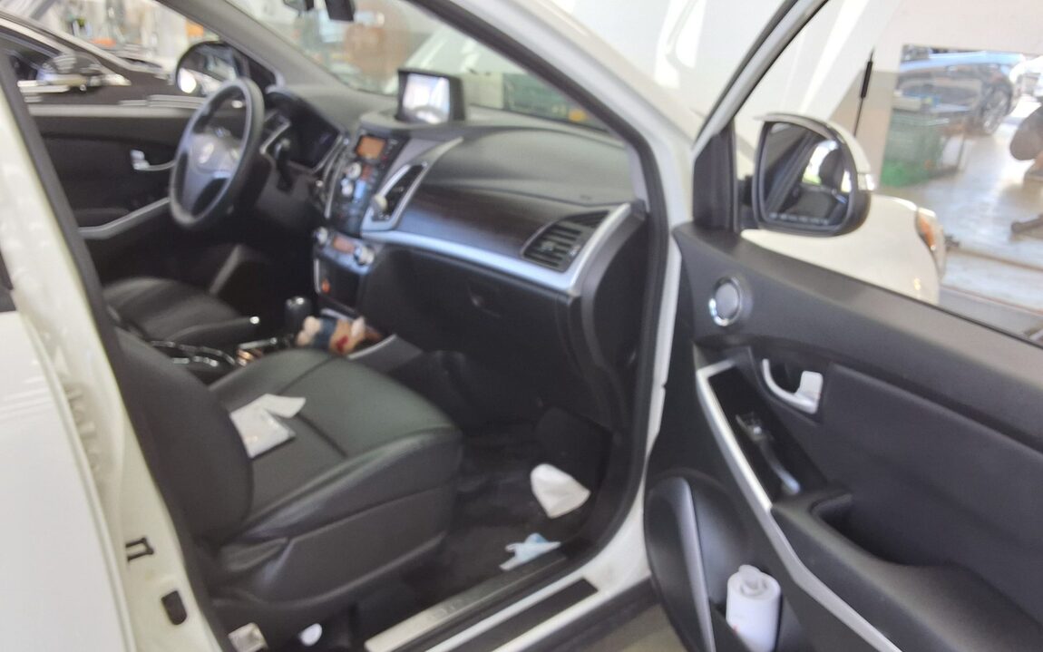 KG MOBILITY (SSANGYONG) NEW KORANDO C 2.0 AWD ADVENTURE EDITION 2015 - zdjęcie 14