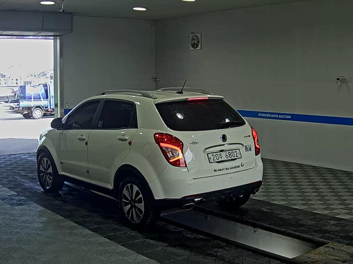 KG MOBILITY (SSANGYONG) NEW KORANDO C 2.0 AWD ADVENTURE EDITION 2015 - zdjęcie 6
