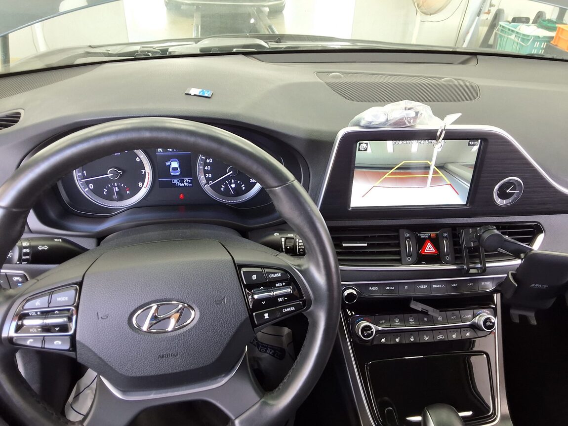 HYUNDAI GRANDEUR IG 2.4 GDi PREMIUM SPECIAL 2018 - zdjęcie 17