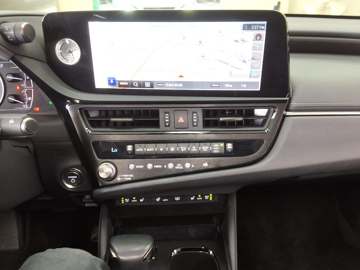 LEXUS ES (7TH GEN) 300h LUXURY 2023 - zdjęcie 24