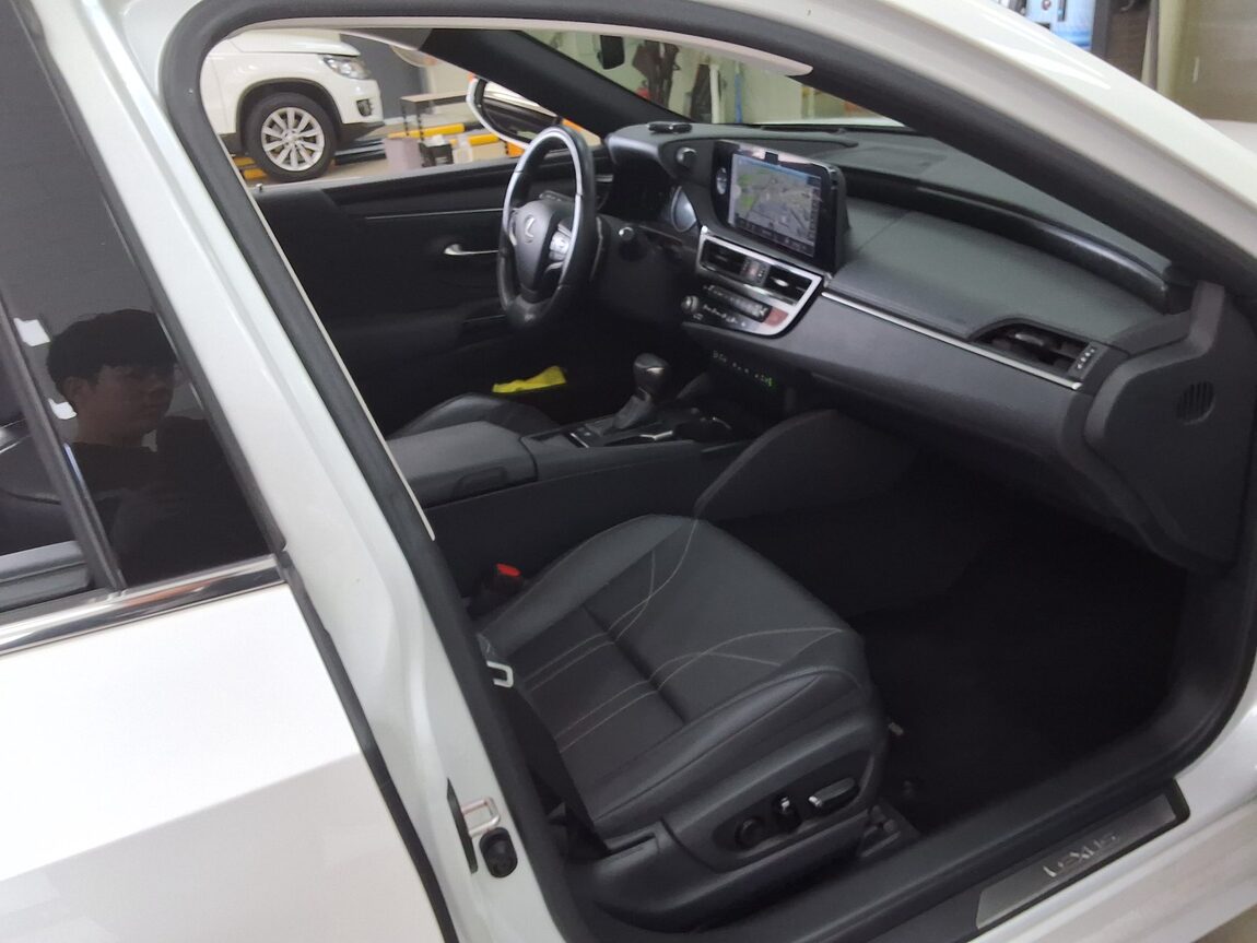 LEXUS ES (7TH GEN) 300h LUXURY 2023 - zdjęcie 15