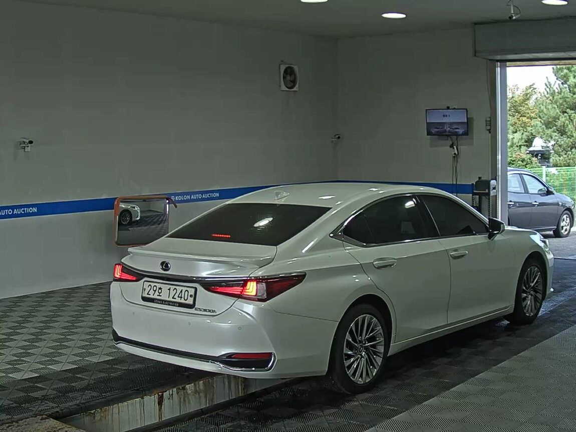 LEXUS ES (7TH GEN) 300h LUXURY 2023 - zdjęcie 5