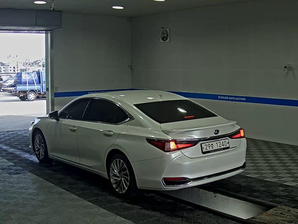 LEXUS ES (7TH GEN) 300h LUXURY 2023 - zdjęcie 6