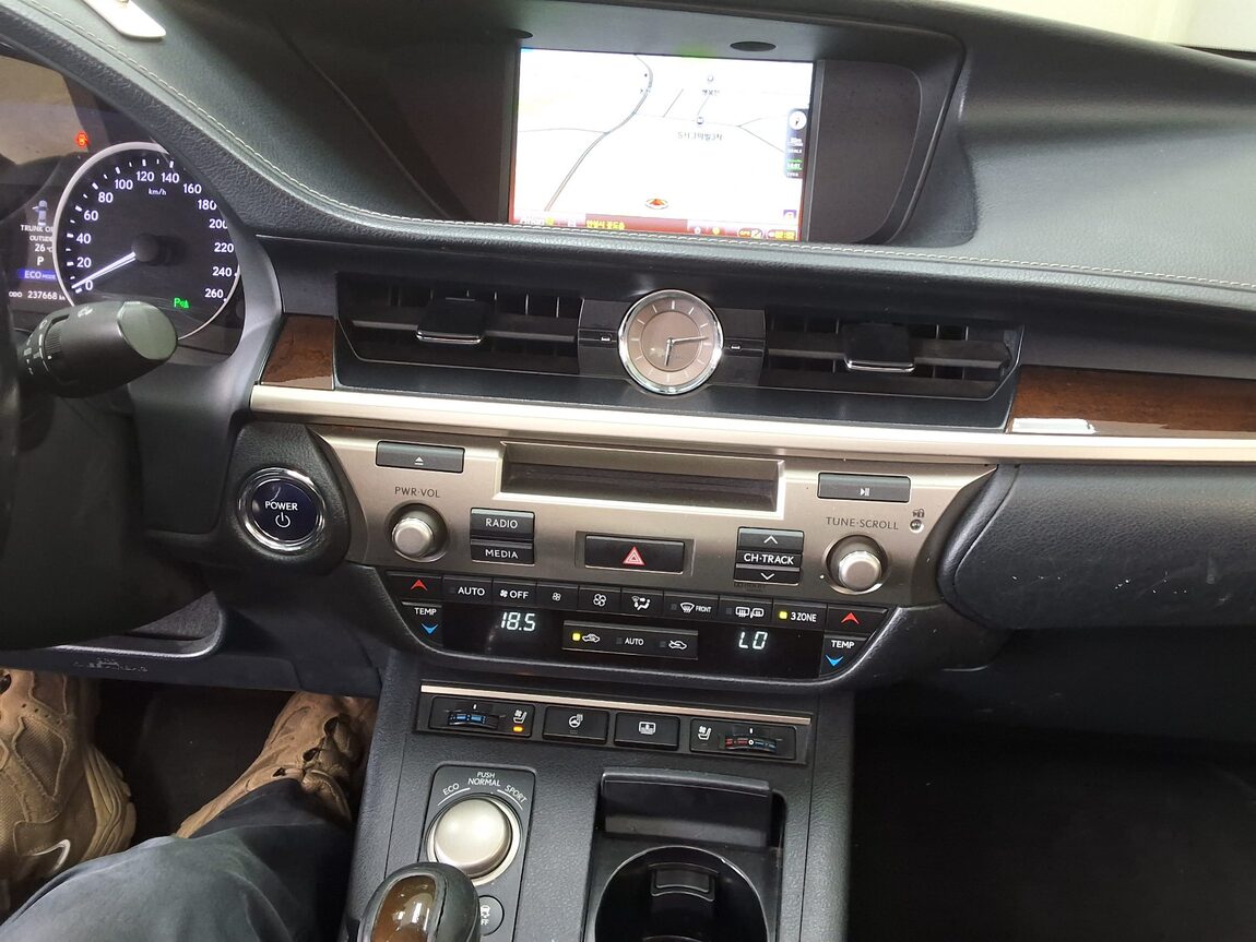 LEXUS ES (6TH GEN) 300h 2014 - zdjęcie 24
