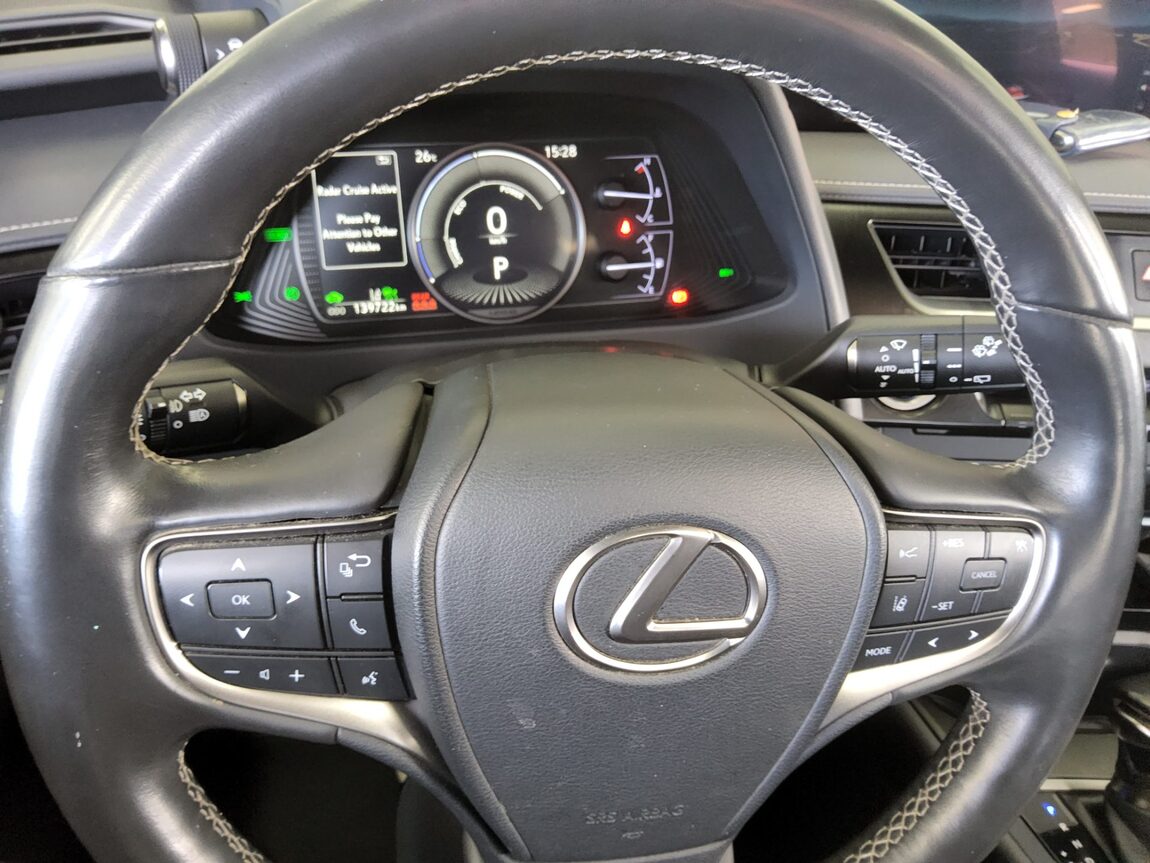LEXUS UX 250h AWD 2019 - zdjęcie 17