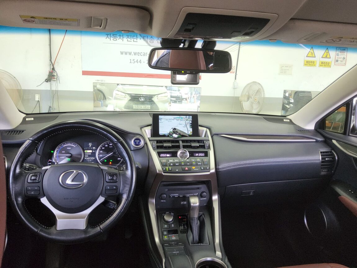 LEXUS NX 300h 2017 - zdjęcie 11