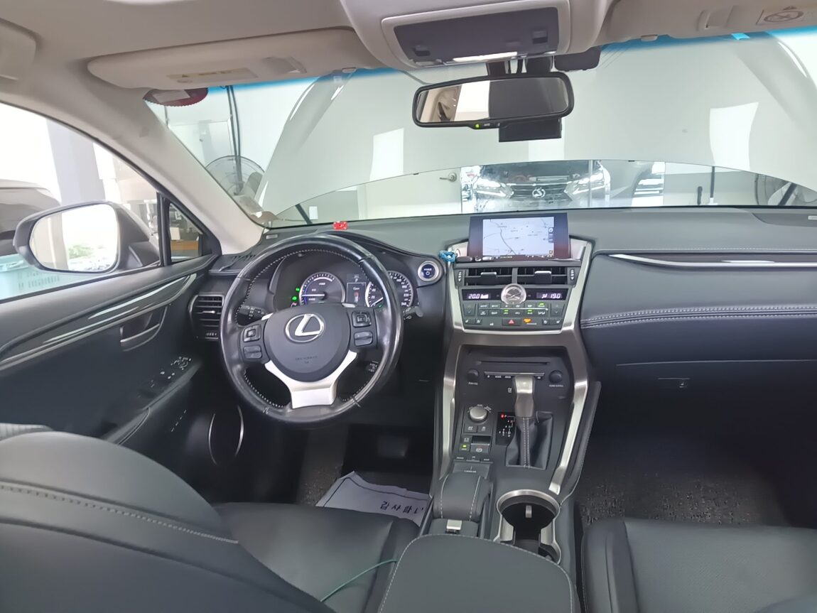 LEXUS NX 300h 2017 - zdjęcie 22