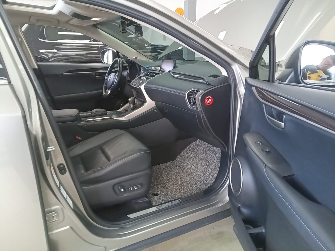 LEXUS NX 300h 2017 - zdjęcie 14