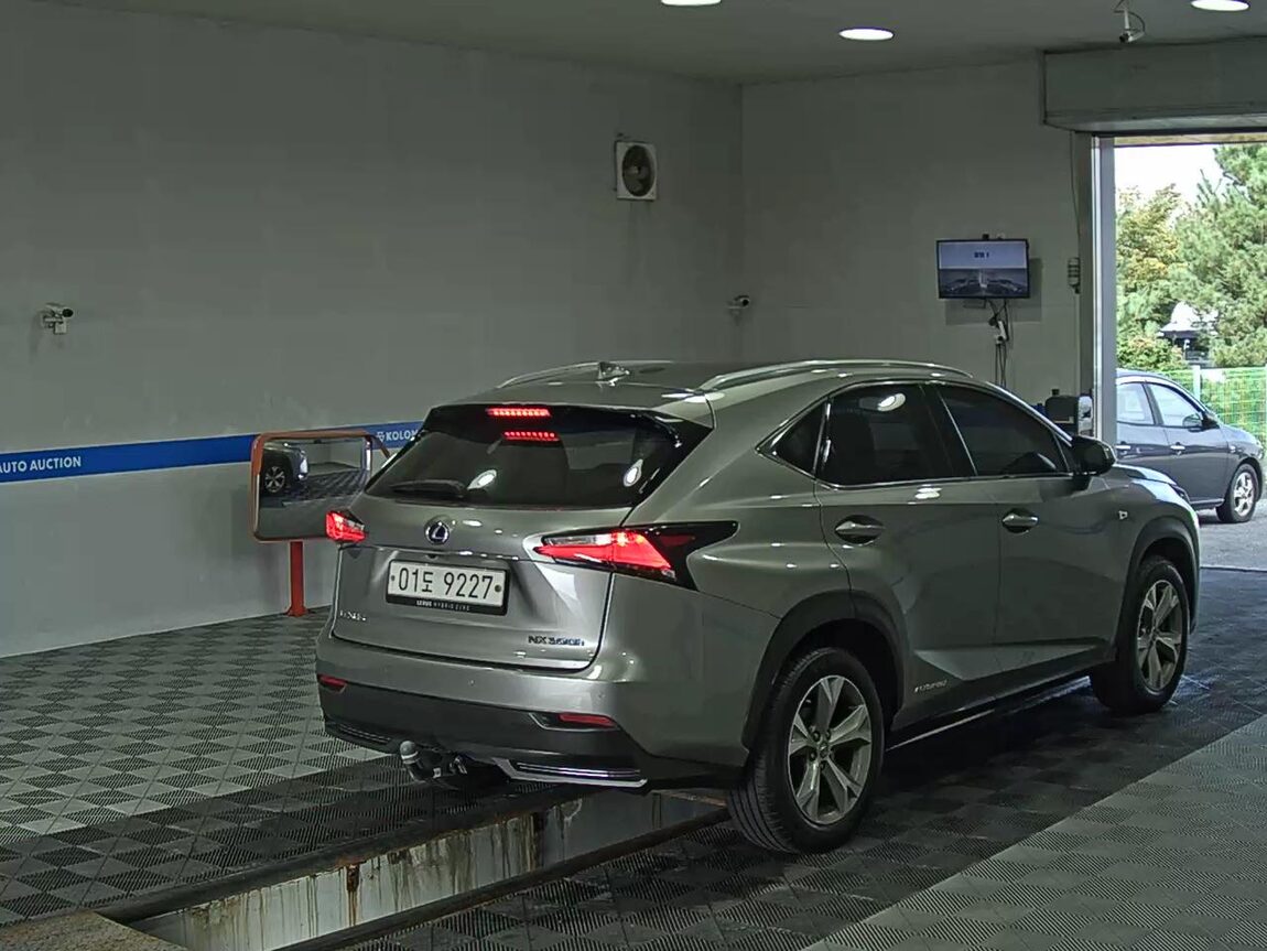LEXUS NX 300h 2017 - zdjęcie 5