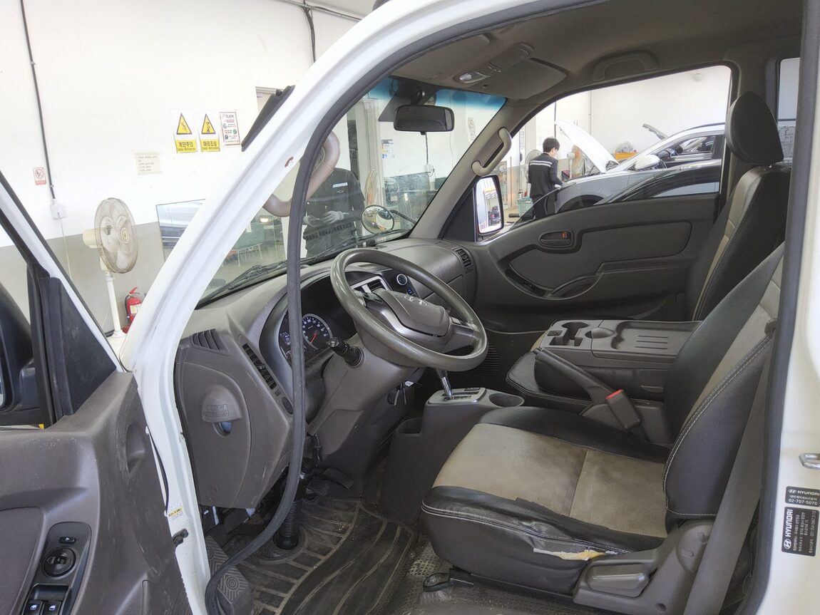 HYUNDAI PORTER II HIGH-ROOF BUILT-IN BOX TRUCK SUPER CAB 2019 - zdjęcie 10