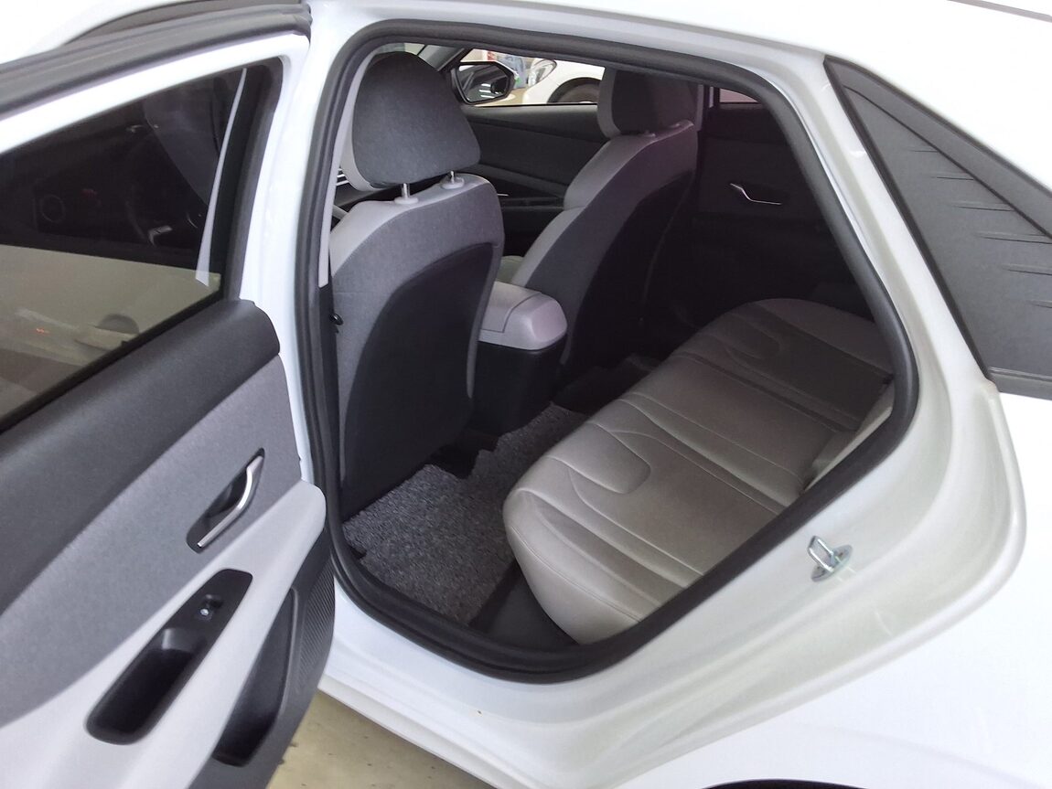 HYUNDAI AVANTE (CN7) 1.6 GASOLINE MODERN 2021 - zdjęcie 12