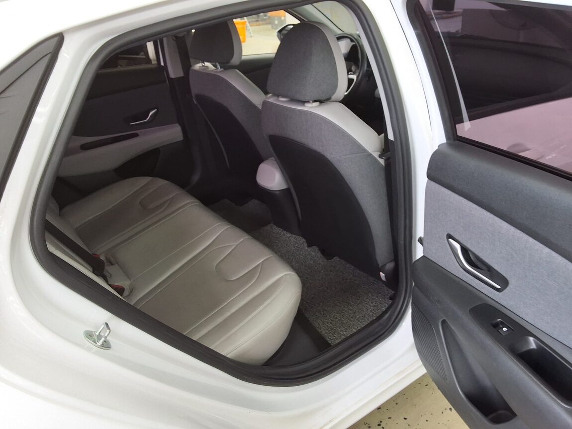 HYUNDAI AVANTE (CN7) 1.6 GASOLINE MODERN 2021 - zdjęcie 13