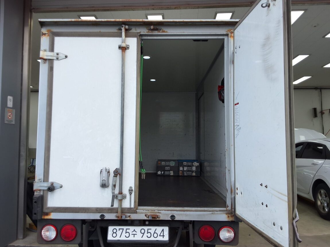 KIA BONGO III CARGO BUILT-IN BOX TRUCK 1 TON KING CAB 2019 - zdjęcie 12