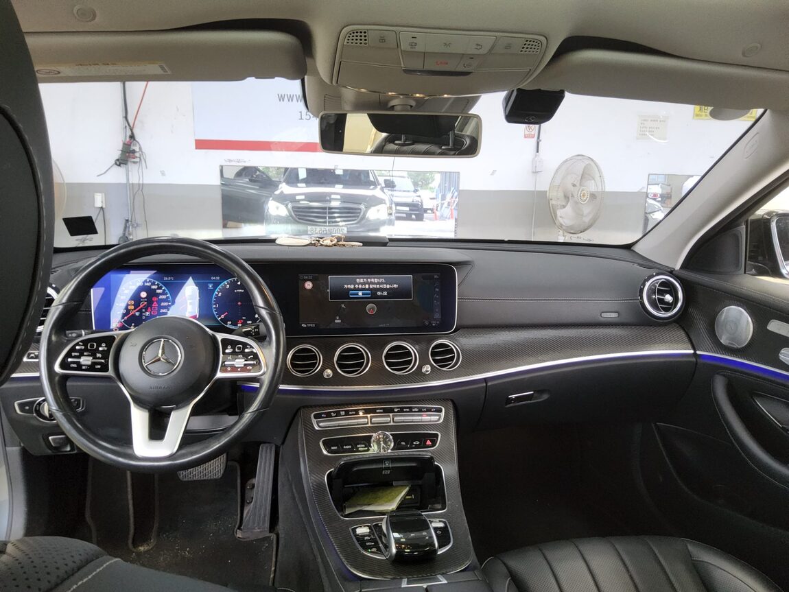MERCEDES-BENZ E-CLASS (5TH GEN) E300 4MATIC EXCLUSIVE 2019 - zdjęcie 11