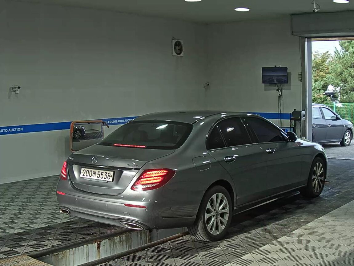 MERCEDES-BENZ E-CLASS (5TH GEN) E300 4MATIC EXCLUSIVE 2019 - zdjęcie 5