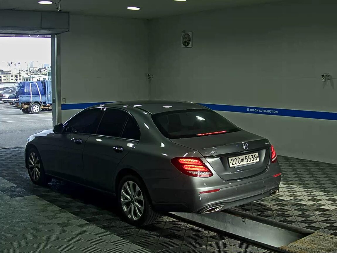 MERCEDES-BENZ E-CLASS (5TH GEN) E300 4MATIC EXCLUSIVE 2019 - zdjęcie 6