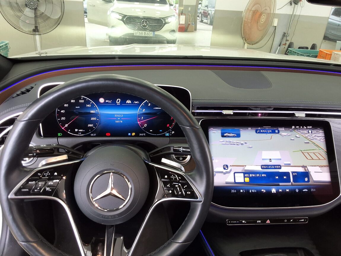 MERCEDES-BENZ E-CLASS (6TH GEN) E200 AVANTGARDE 2024 - zdjęcie 17