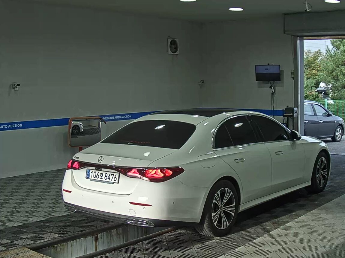 MERCEDES-BENZ E-CLASS (6TH GEN) E200 AVANTGARDE 2024 - zdjęcie 5