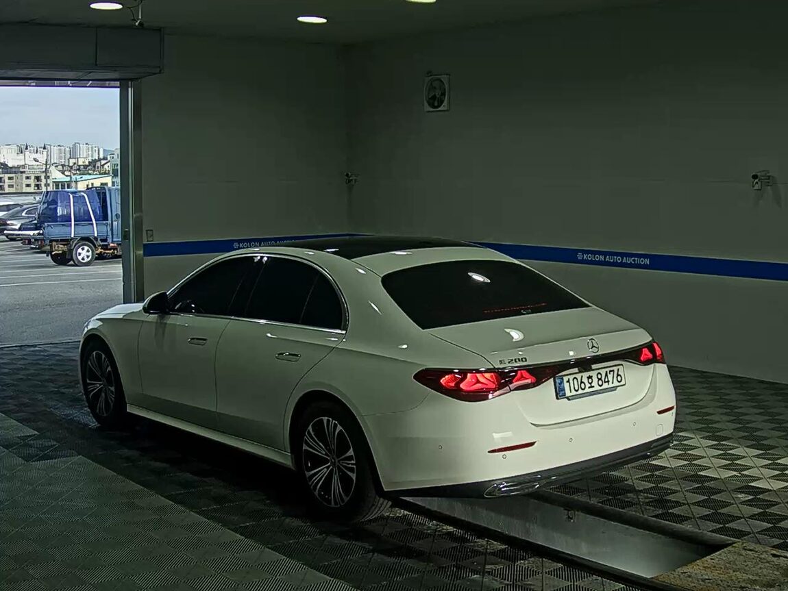 MERCEDES-BENZ E-CLASS (6TH GEN) E200 AVANTGARDE 2024 - zdjęcie 6