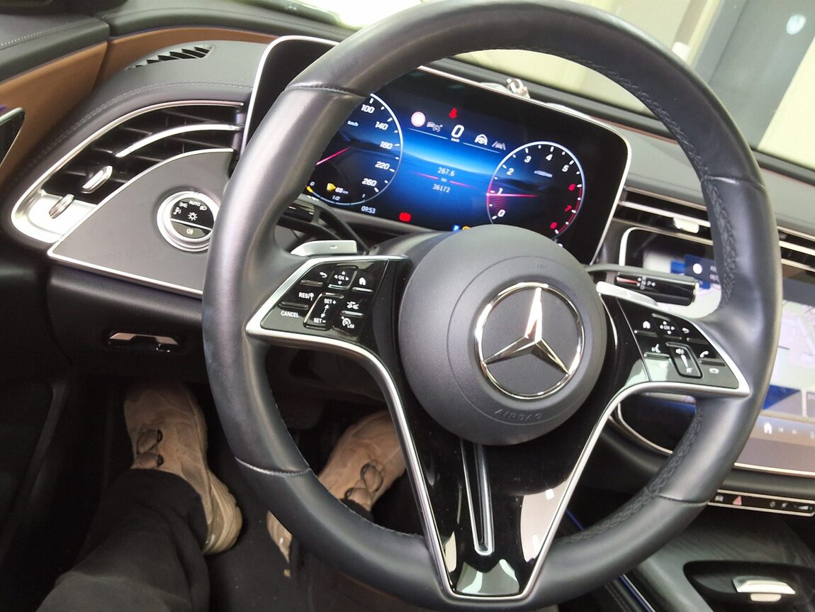 MERCEDES-BENZ E-CLASS (6TH GEN) E200 AVANTGARDE 2025 - zdjęcie 23