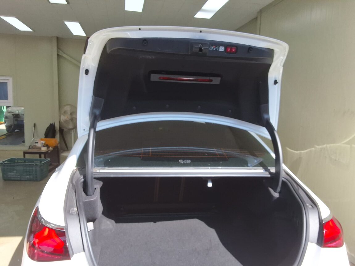 MERCEDES-BENZ E-CLASS (6TH GEN) E200 AVANTGARDE 2025 - zdjęcie 16