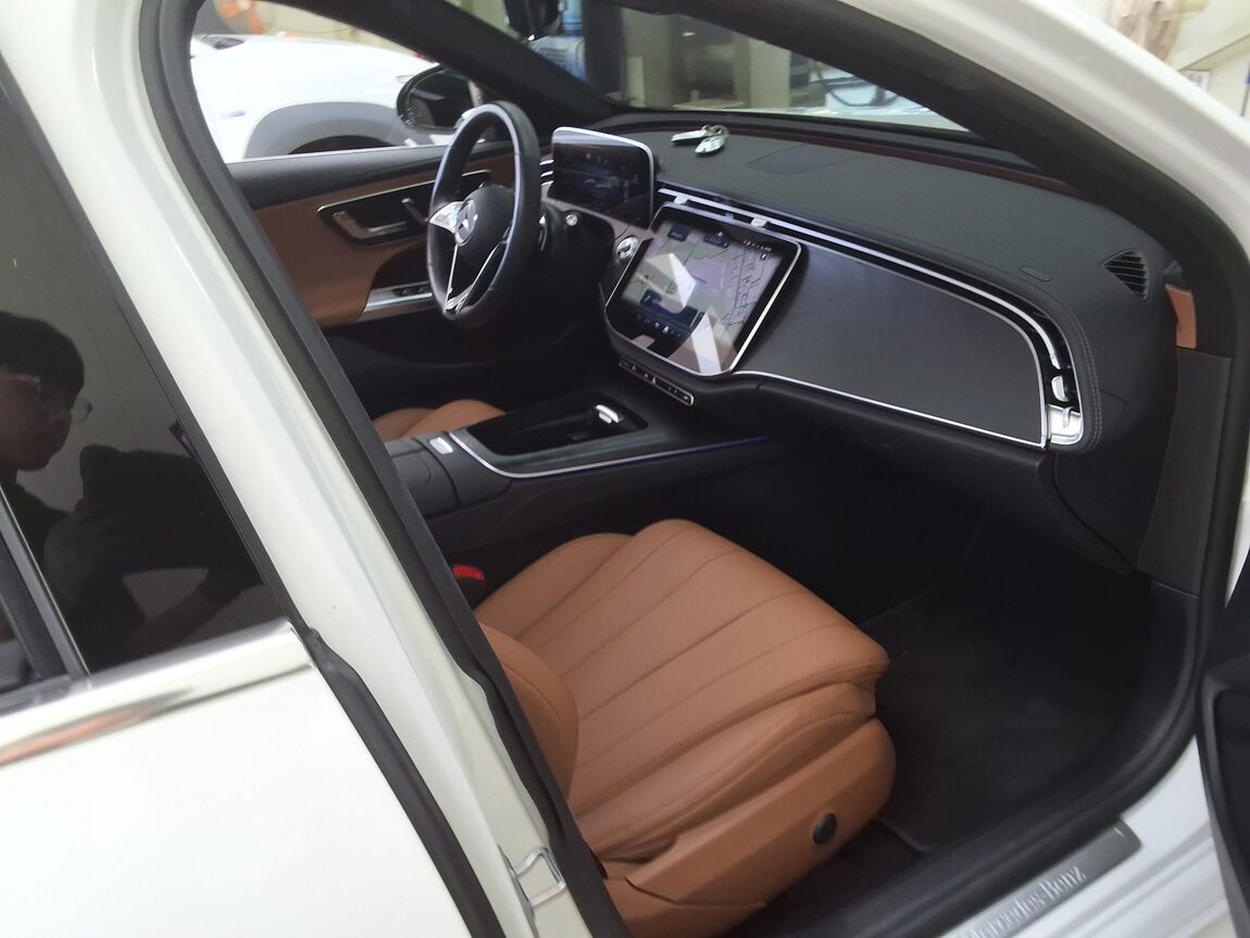 MERCEDES-BENZ E-CLASS (6TH GEN) E200 AVANTGARDE 2025 - zdjęcie 15