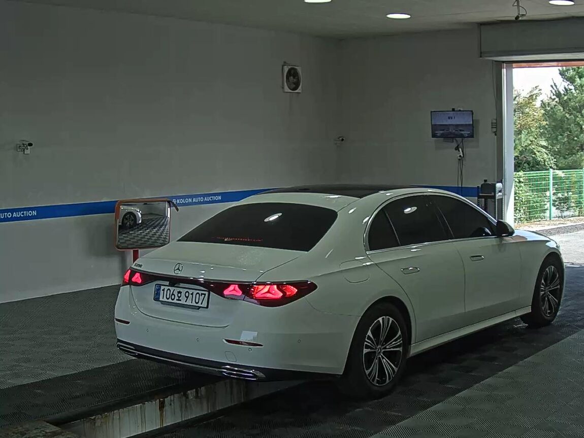 MERCEDES-BENZ E-CLASS (6TH GEN) E200 AVANTGARDE 2025 - zdjęcie 5
