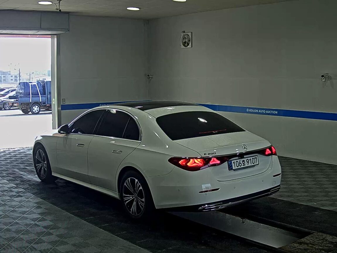 MERCEDES-BENZ E-CLASS (6TH GEN) E200 AVANTGARDE 2025 - zdjęcie 6